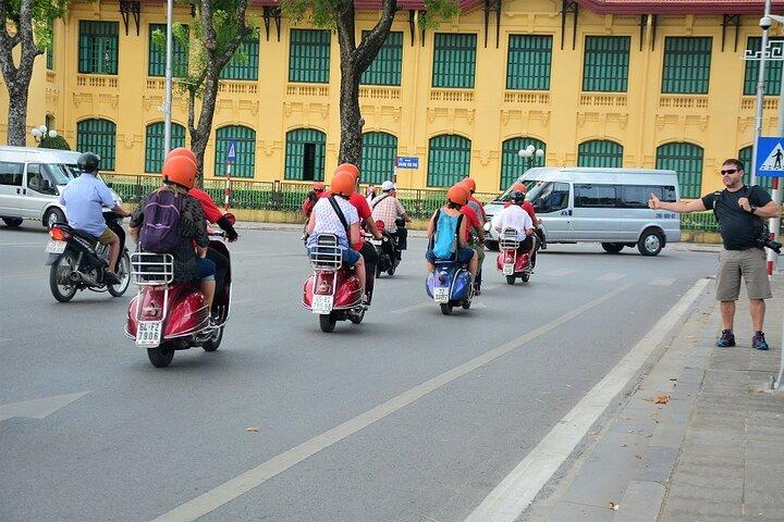 Hanoi Back Streets Vintage Vespa Tours シティ