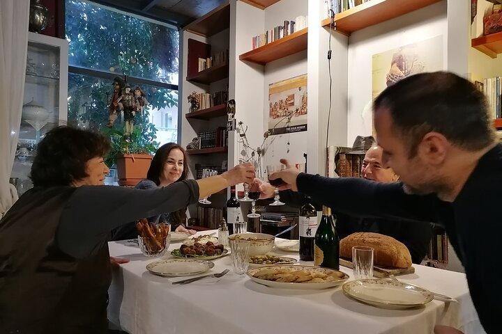 Cena mediterranea con gente del posto ad Atene