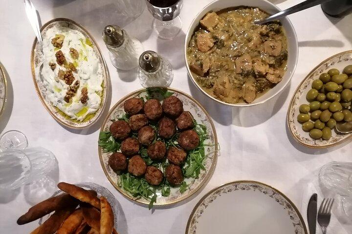 Cena mediterranea con gente del posto ad Atene