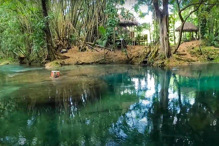 モンテゴ ベイからのブルー ホールの滝とラスタ ガーデン