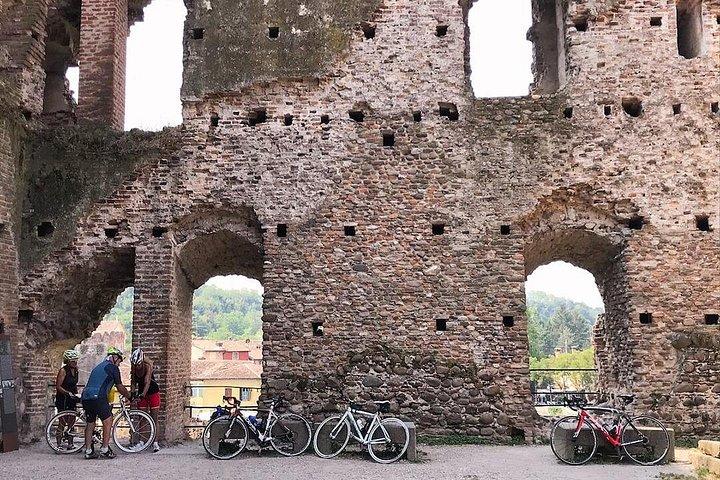 中世の城と古い村の間のEバイクの冒険