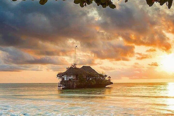 Visite des dauphins de Zanzibar, grotte de Kuza, plage de Paje, restaurant The Rock, forêt de Jozani