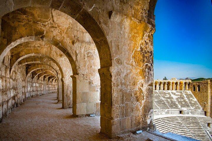 Perge、Aspendos、Side、Waterfall の 1 日ツアー