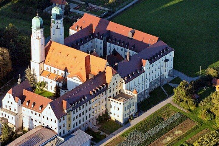 Private Transfer from Prague to Vilshofen with stop in Č.Krumlov or Hluboká