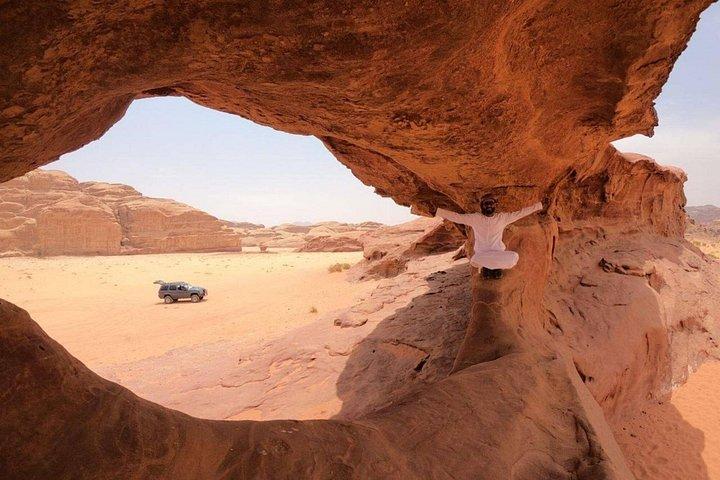 Private full day jeep tour in the desert