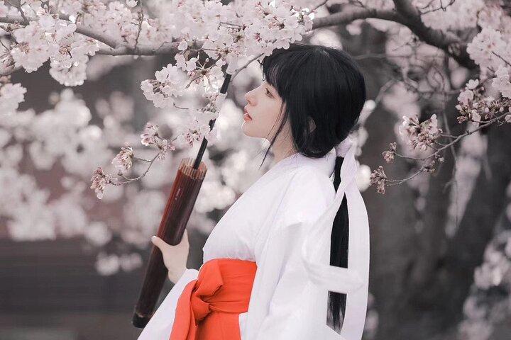 Experimente uma experiência diferente de cross-dressing em Kyoto, Osaka, Miko Kimono