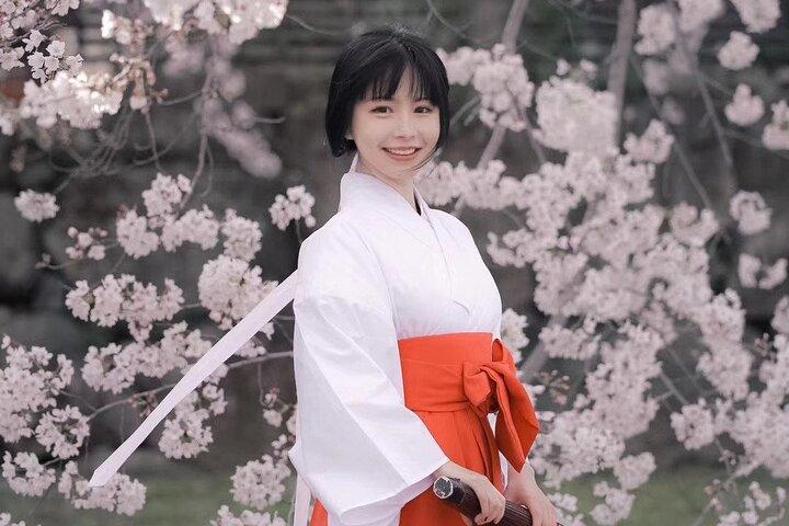 Experimente uma experiência diferente de cross-dressing em Kyoto, Osaka, Miko Kimono