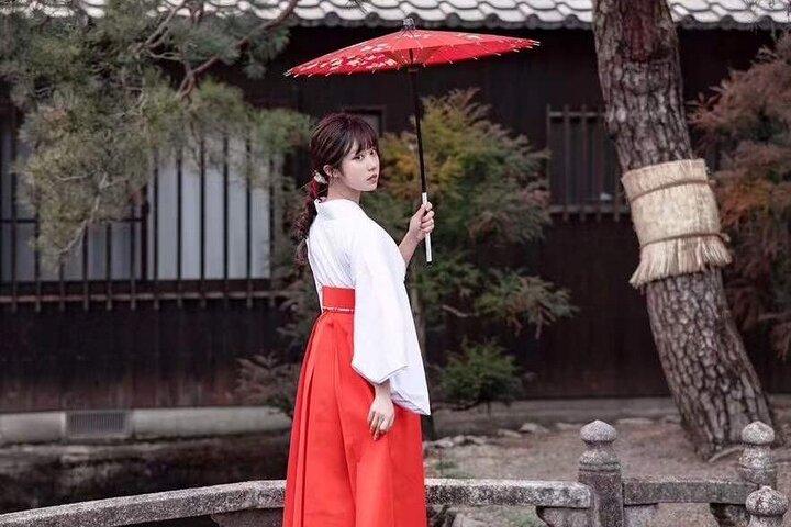 Experimente uma experiência diferente de cross-dressing em Kyoto, Osaka, Miko Kimono