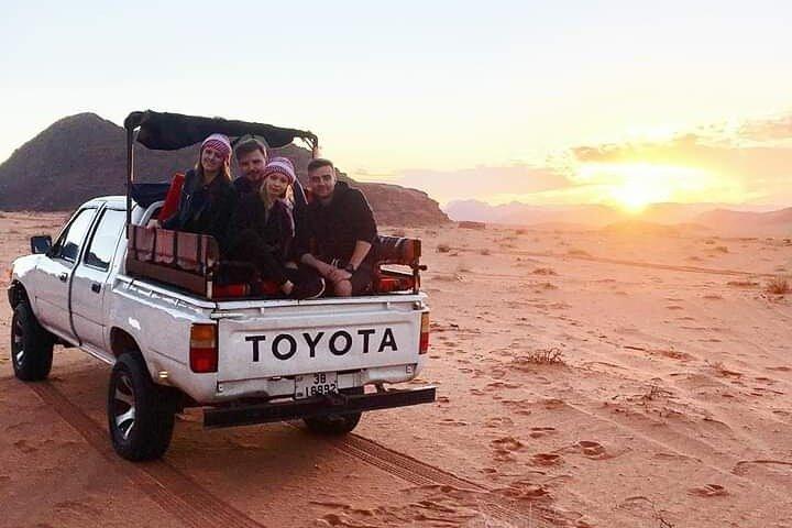 Tour in jeep di un'intera giornata con pernottamento al campo beduino