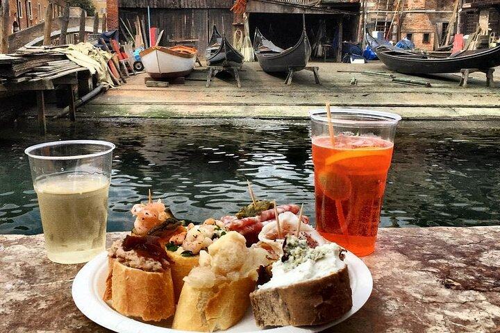 Tour gastronómico de Bacaro para grupos pequeños con guía local en Venecia
