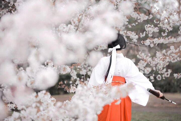 Experimente uma experiência diferente de cross-dressing em Kyoto, Osaka, Miko Kimono