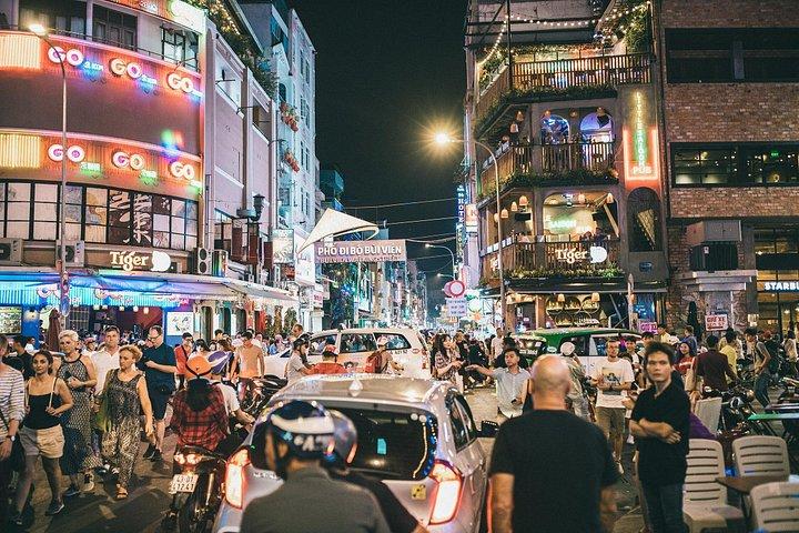 夜のジープで巡るサイゴン ツアー : フランス植民地時代の魅力を発見