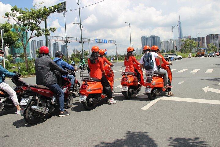 インサイダーズ サイゴンと女性アオザイ ライダー ベスパ 4,5 時間