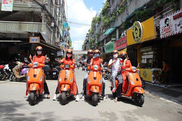 インサイダーズ サイゴンと女性アオザイ ライダー ベスパ 4,5 時間