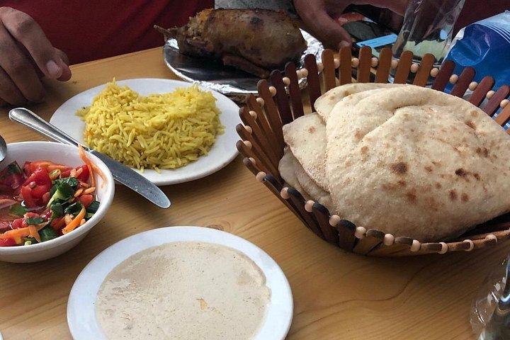 カイロまたはギザからの伝統的なエジプト料理レストランへのフード ツアー