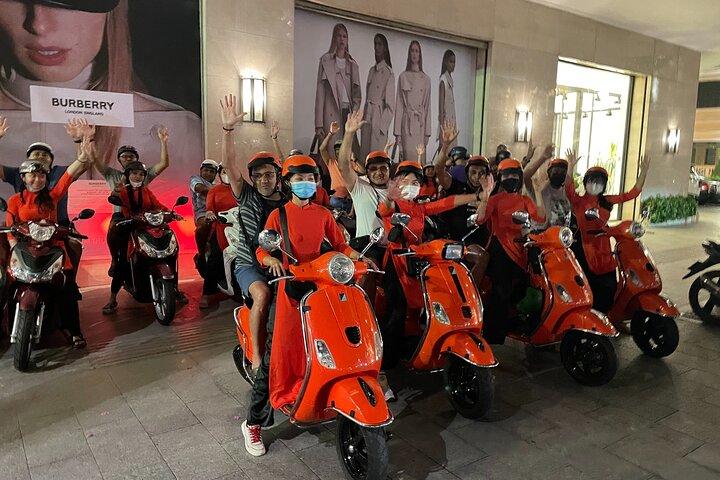Saigon Vespa à noite comida de rua com cavaleiras Ao Dai