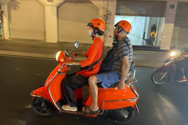 Saigon Vespa à noite comida de rua com cavaleiras Ao Dai