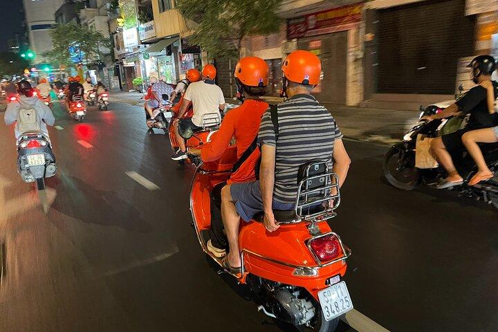 Saigon Vespa à noite comida de rua com cavaleiras Ao Dai