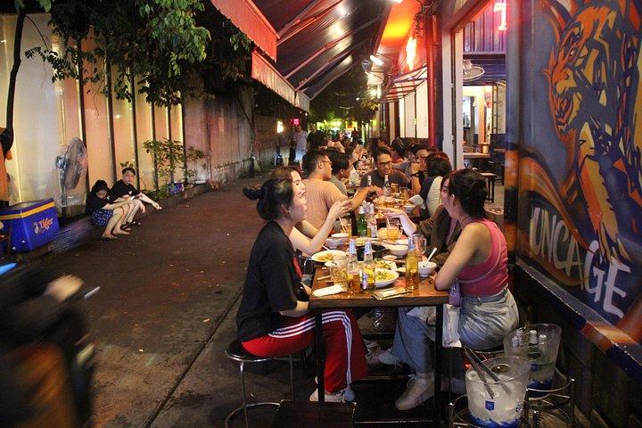 夜のサイゴン・ベスパ、女性ライダーと屋台料理、アオザイ