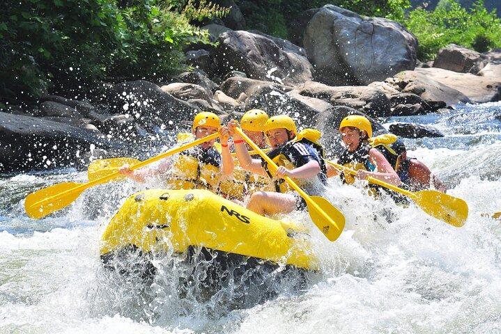 Phuket Rafting ATVing Flying Fox Actividades de día completo en VIP Mini Van