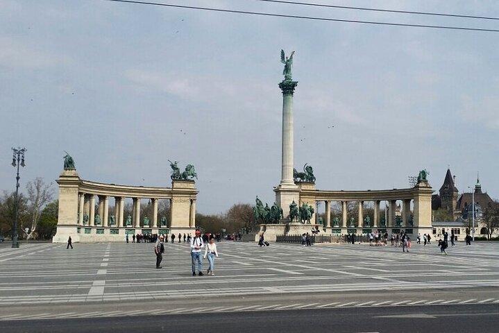 Private car or minivan transfer from Budapest to Prague or back