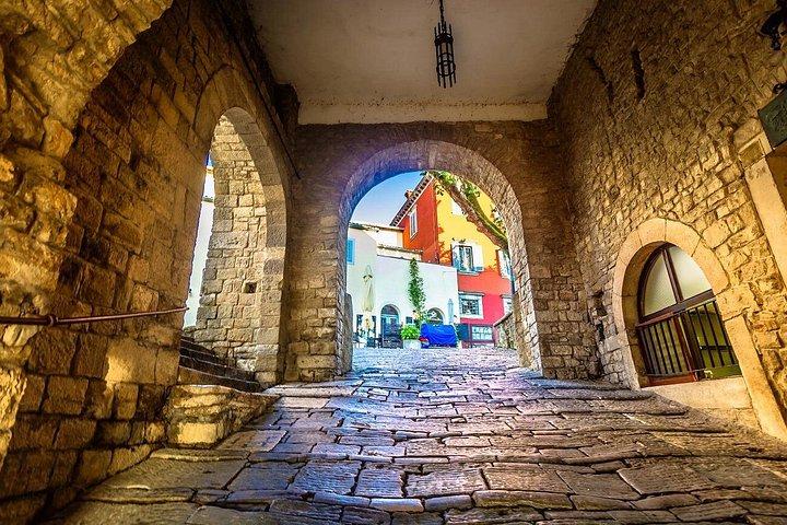 風光明媚なルートと停留所を経由して、ザダルから中世のモトヴンまでの 1 日旅行