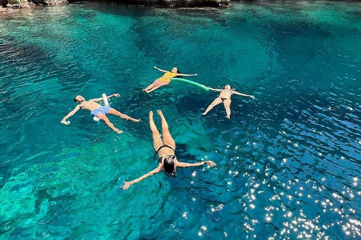 カプリ島プライベートボートツアー：2時間、地元船長、ファラリオーニ岩礁と海の洞窟巡り