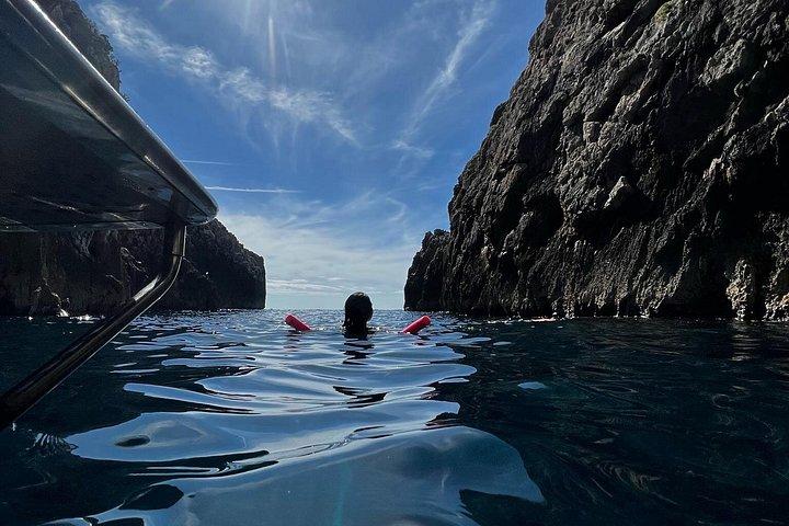 カプリ島プライベートボートツアー：2時間、地元船長、ファラリオーニ岩礁と海の洞窟巡り