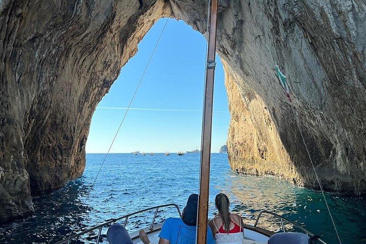 カプリ島プライベートボートツアー：2時間、地元船長、ファラリオーニ岩礁と海の洞窟巡り