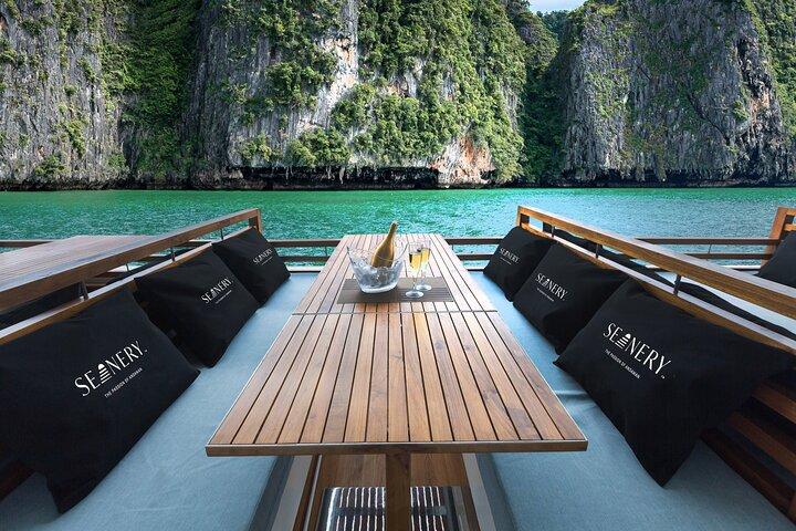 ランチとサンセット ディナー付きのジェームズ ボンド諸島行きの豪華ボート