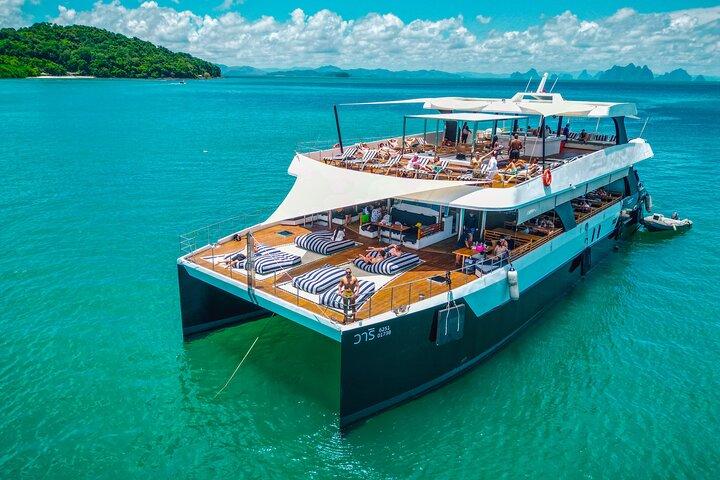 Barco de lujo a las islas James Bond con almuerzo y cena al atardecer