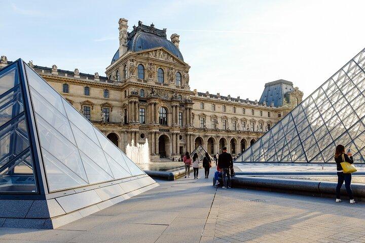Paris Scavenger Hunt & Highlights Self-Guided Walking Tour