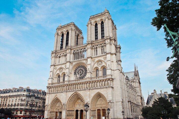 Paris Scavenger Hunt & Highlights Self-Guided Walking Tour