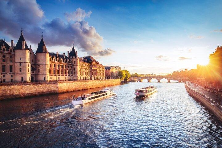 Paris Scavenger Hunt & Highlights Self-Guided Walking Tour