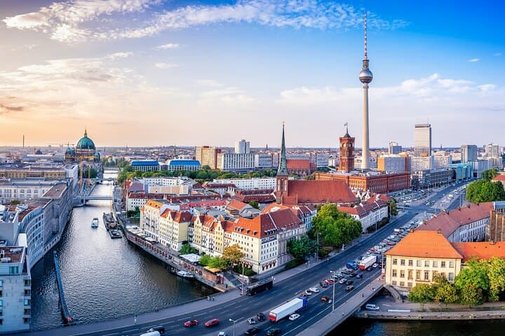 Berlin Scavenger Hunt & Highlights Self-Guided Walking Tour