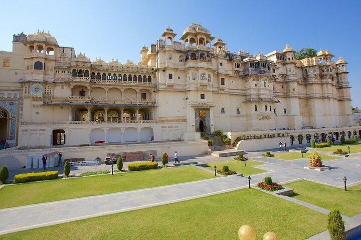 Ganztägige private Udaipur-Sightseeing-Tour mit optionalem Guide