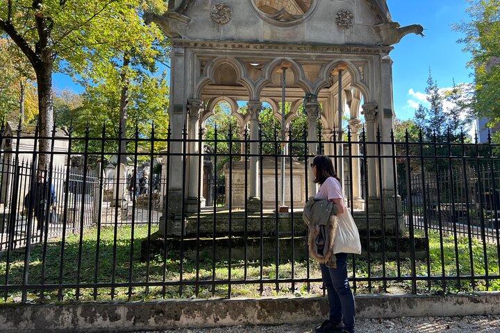 Paris: Haunted Père Lachaise Cemetery Guided Tour