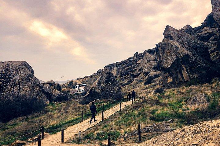 ゴブスタン、泥火山、火の寺、火の山プライベートツアー