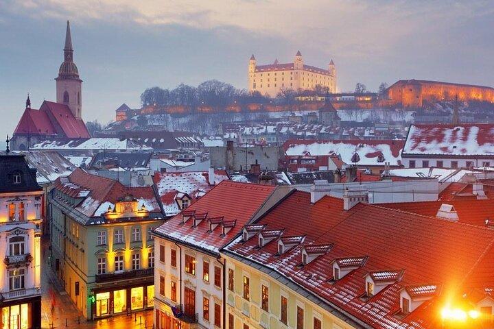 Privat tur til Bratislava & Devin Castle: Iron Curtain & Royals