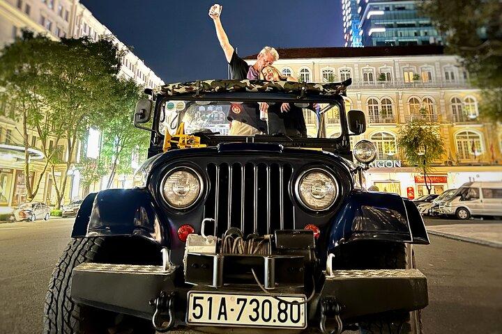 Jeep privado City Tour Saigon por la noche y bebida Skybar