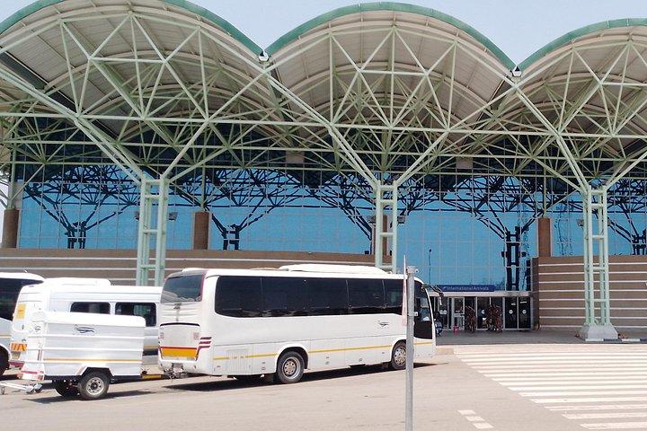 ビクトリアフォールズ空港の送迎、サンダウナークルーズ、フォールズコンボのツアー
