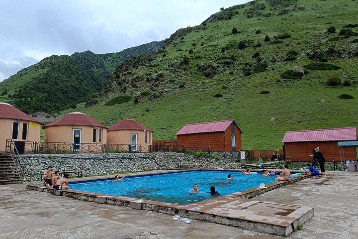 ブラーナ タワーへの日帰り旅行とイシク アタの滝と温泉へのハイキング