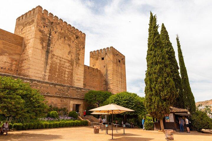 Granada :Caccia al tesoro "Alhambra" e visite guidate