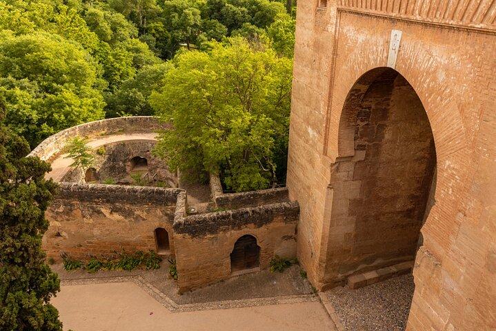 Granada :Caccia al tesoro "Alhambra" e visite guidate