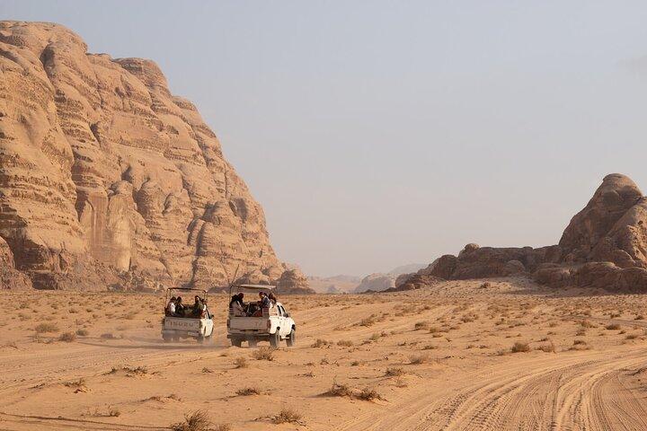Tour por el desierto de Wadi Rum con almuerzo y puesta de sol