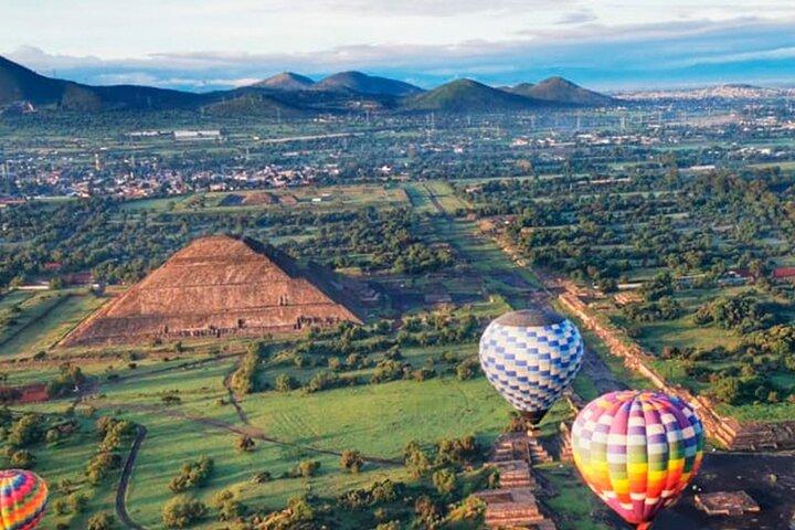 テオティワカンのピラミッド上空の日の出熱気球アドベンチャー