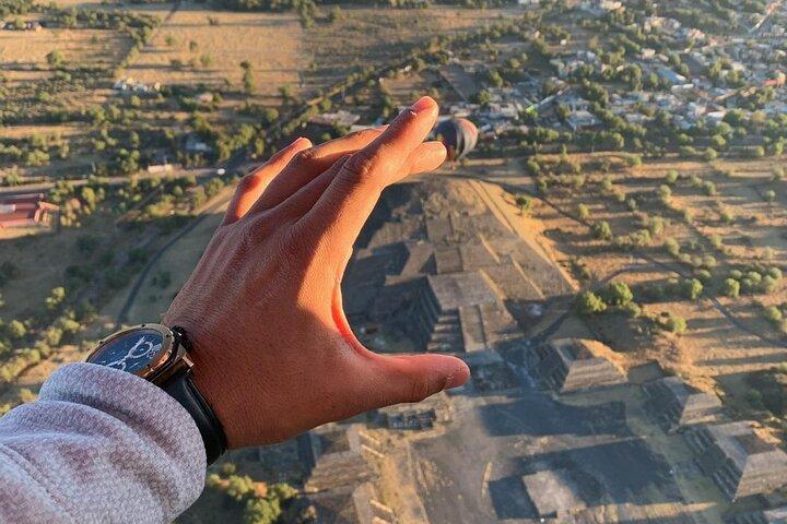 テオティワカンのピラミッド上空の日の出熱気球アドベンチャー