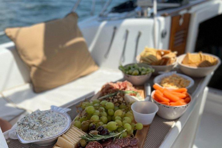 Excursion privée du matin en voile, dauphin et histoire sur Mystique