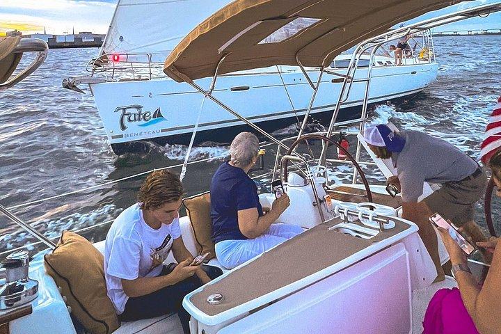 Excursion privée du matin en voile, dauphin et histoire sur Mystique