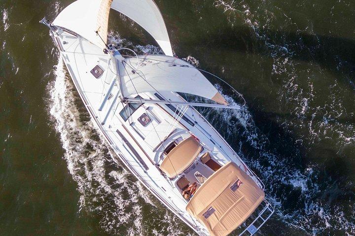 Excursion privée du matin en voile, dauphin et histoire sur Mystique